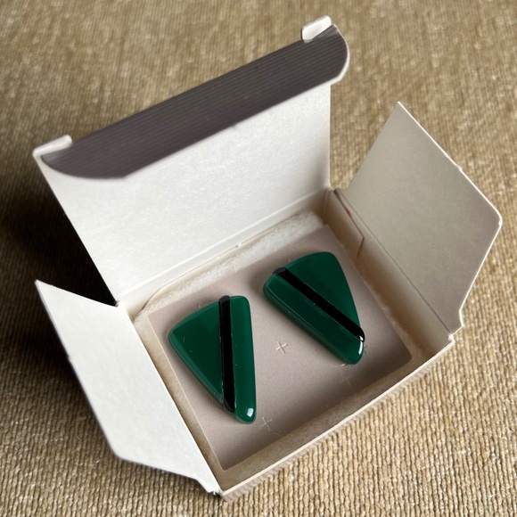 VINTAGE (1987) AVON  COLOR WAVES PIERCED EARRINGS (GREEN/ONYX) - Picture 1 of 3